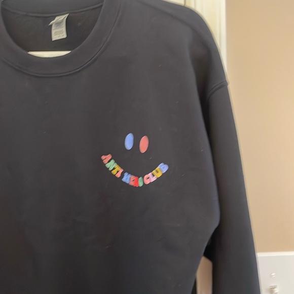 Gildan Black Crewneck Top with Classic Design - Picture 2 of 3